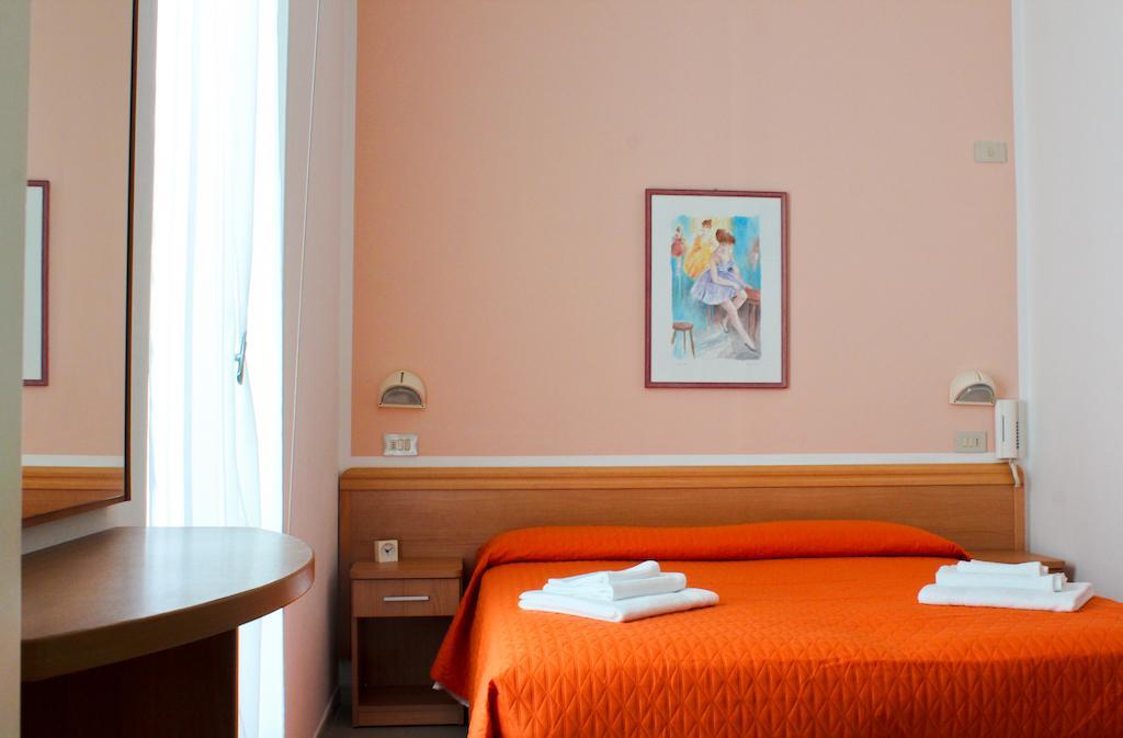 Hotel Leda Римини Номер фото